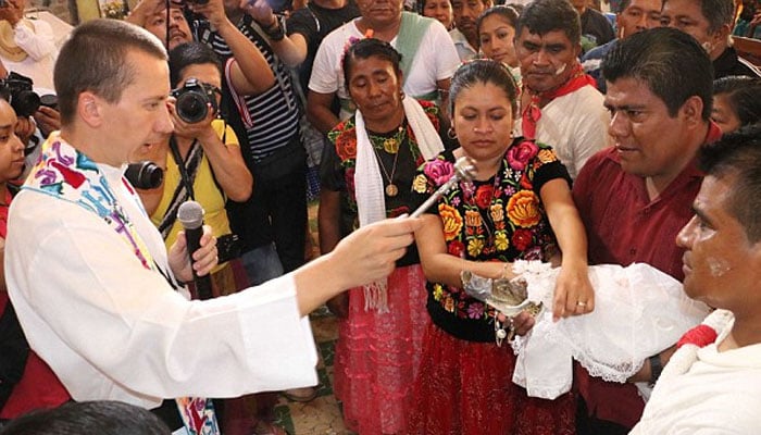 Mexican mayor San Pedro Huamelula Mayor during performing marriage ritual. Photo— Dialy Mail