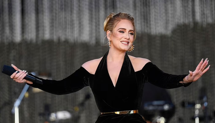 Adele kembali ke Inggris di tengah penundaan residensi Las Vegas