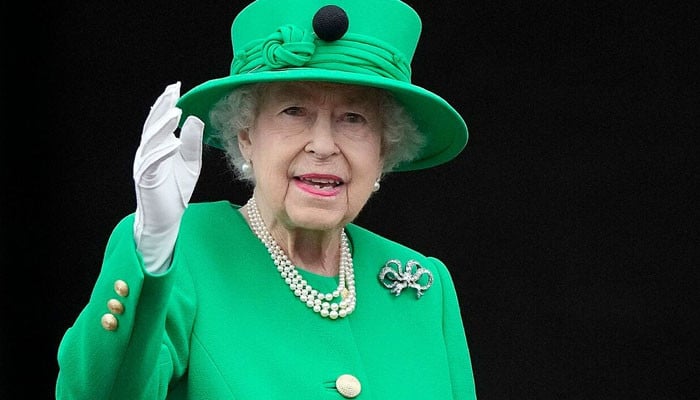 Queen Elizabeths Platinum Jubilee outfits to be displayed at exhibition - Geo News