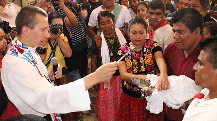 In age-old ritual, Mexican mayor weds alligator to secure abundance