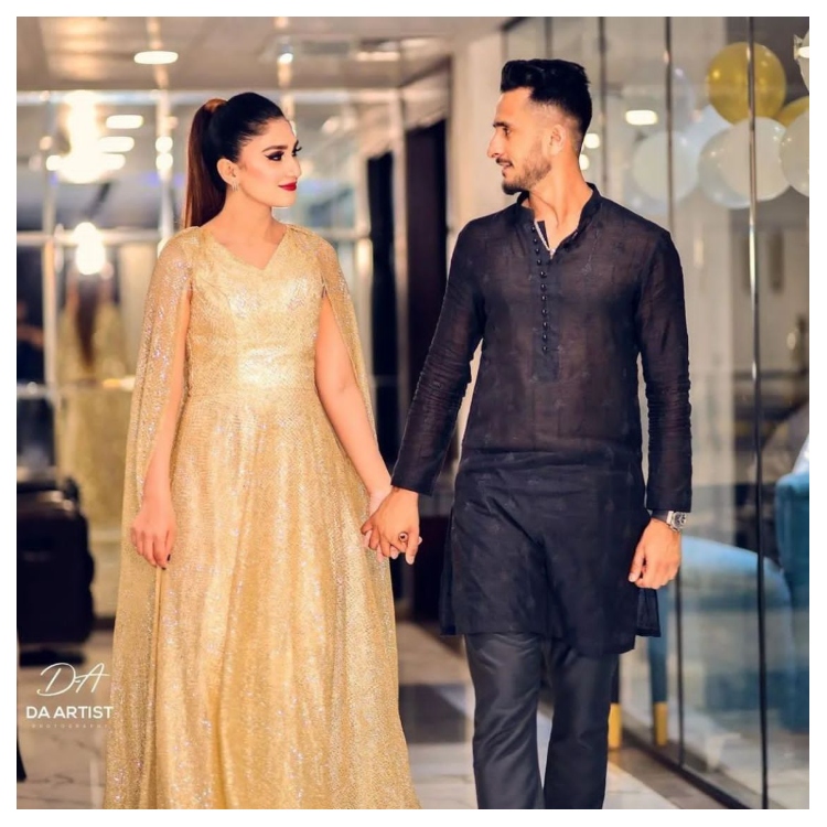 Hassan Ali dan istri berjalan bergandengan tangan.  - Instagram