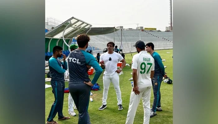 Former fast bowler Shoaib Akhtar (centre) meets players of the Pakistani Test team, including skipper Babar Azam (extreme left) at the Rawalpindi Cricket Stadium, on June 30, 2022. — Twitter/shoaib100mph