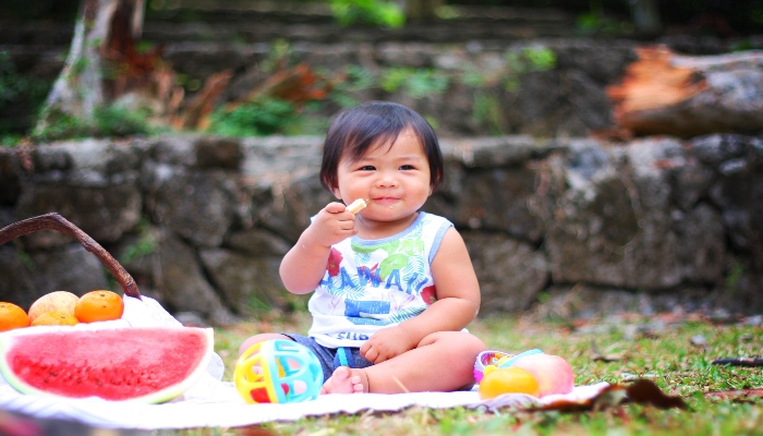 Child eating a snack. — Pixabay/Dhanelle