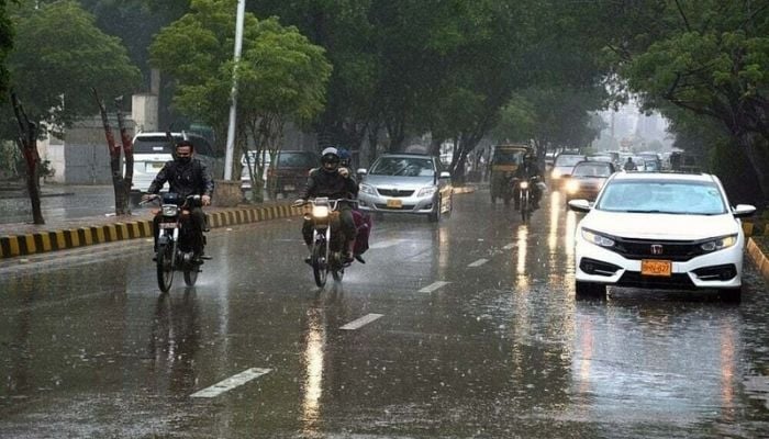 This image show vehicles on Karachis Abdullah Haroon Road during a spell of rain on Dec 27, 2021. — APP