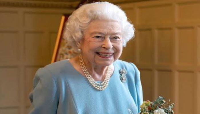 Queen Elizabeth hopes to be well enough to present George Cross to NHS