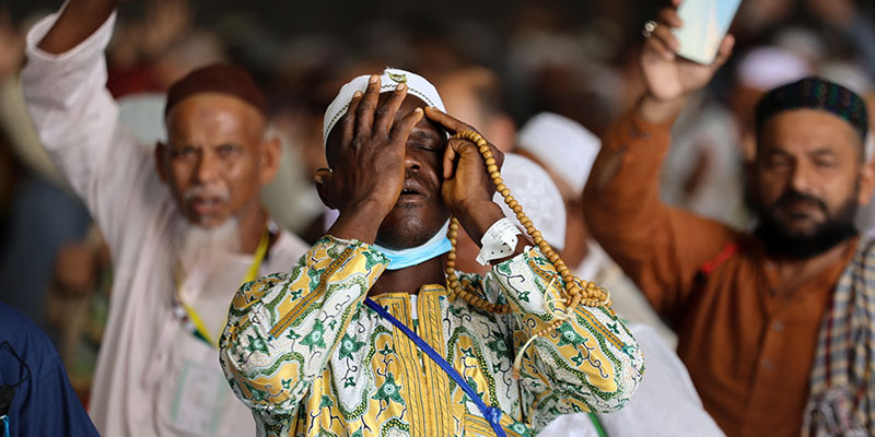 مسلم عازمین 5 جولائی 2022 کو سعودی عرب کے مقدس شہر مکہ کی عظیم الشان مسجد میں نماز ادا کر رہے ہیں۔ - اے ایف پی