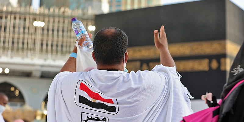 A Muslim worshipper prays with hands raised towards the Kaaba at the Grand Mosque in Saudi Arabia´s holy city of Mecca. — AFP