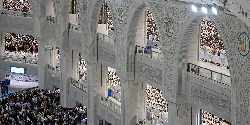 سعودی عرب کے مقدس شہر مکہ کی عظیم الشان مسجد میں مسلمان نمازی عشاء کی نماز ادا کر رہے ہیں۔  - اے ایف پی