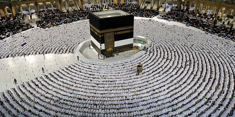 سعودی عرب کے مقدس شہر مکہ کی عظیم الشان مسجد میں مسلمان نمازی کعبہ کے گرد نماز ادا کر رہے ہیں۔  - اے ایف پی