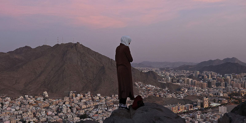 ایک خاتون حجاج جبل النور یا نور کے پہاڑ پر نماز پڑھ رہی ہے۔  - اے ایف پی