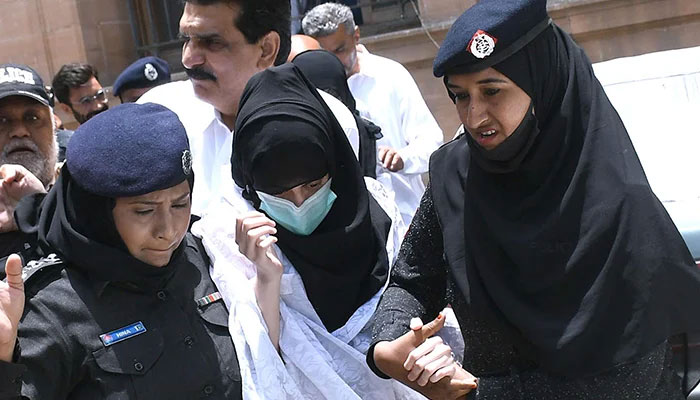 Police producing teenager Dua Zahra before the Sindh High Court, on June 6, 2022. — INP