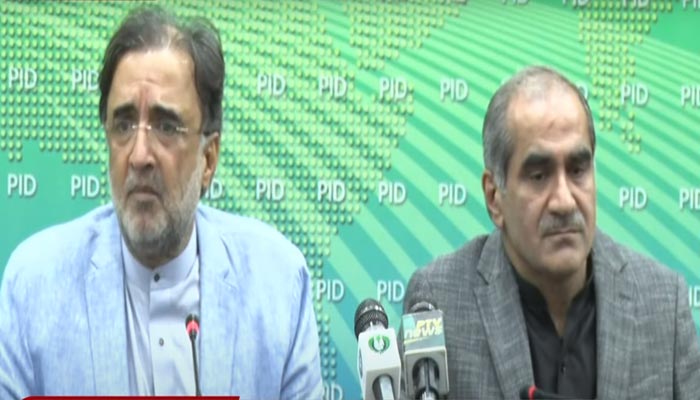 Adviser to Prime Minister on Kashmir Affairs and Gilgit-Baltistan Qamar Zaman Kaira (L) and Federal Minister for Railways Khawaja Saad Rafique addressing a press conference in Islamabad on July 6, 2022. — Screengrab/Hum News