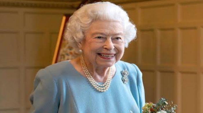 Queen Elizabeth hopes to be well enough to present George Cross to NHS