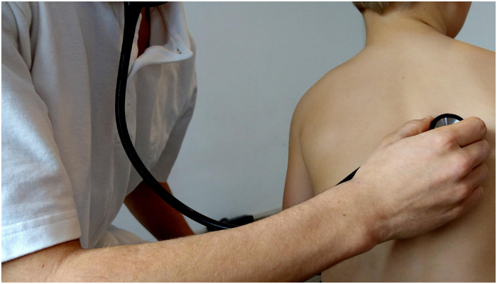A doctor examining a child with a stethoscope. —  Pixabay/ Semevent