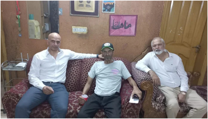 PCB representatives pose with ailing cricketer Zulqarnain Haider (C) at his Lahore residence. — Provided by the reporter