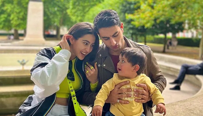 Sara Ali Khan adorably poses with Ibrahim, Jeh and Saif Ali Khan, leaves fans in awe