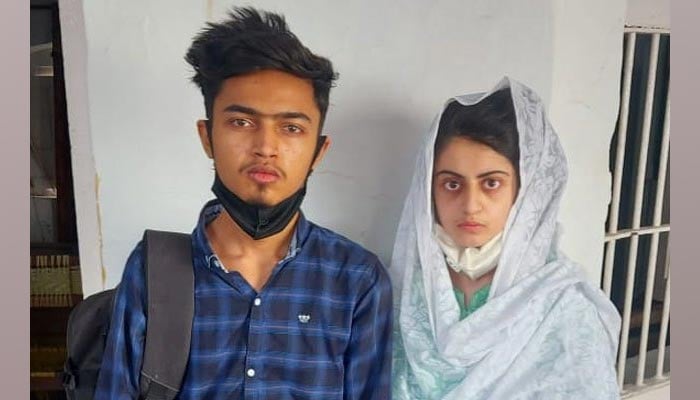 Dua Zehra (R) and her husband Zaheer Ahmed can be seen outside court.. — Screengrab via Geo News