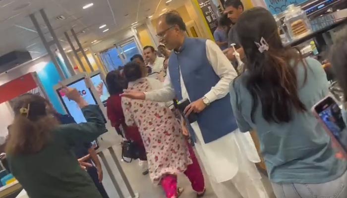 Federal Minister for Planning and Development Ahsan Iqbal beingheckled in the restaurant. — Video Screengrab via Twitter