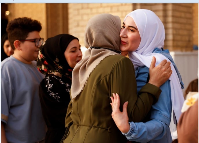 عراقی خواتین 9 جولائی 2022 کو بغداد کے ضلع ادھمیہ میں ابو حنیفہ مسجد میں عید الاضحی کی نماز کے بعد مبارکباد کا تبادلہ کر رہی ہیں