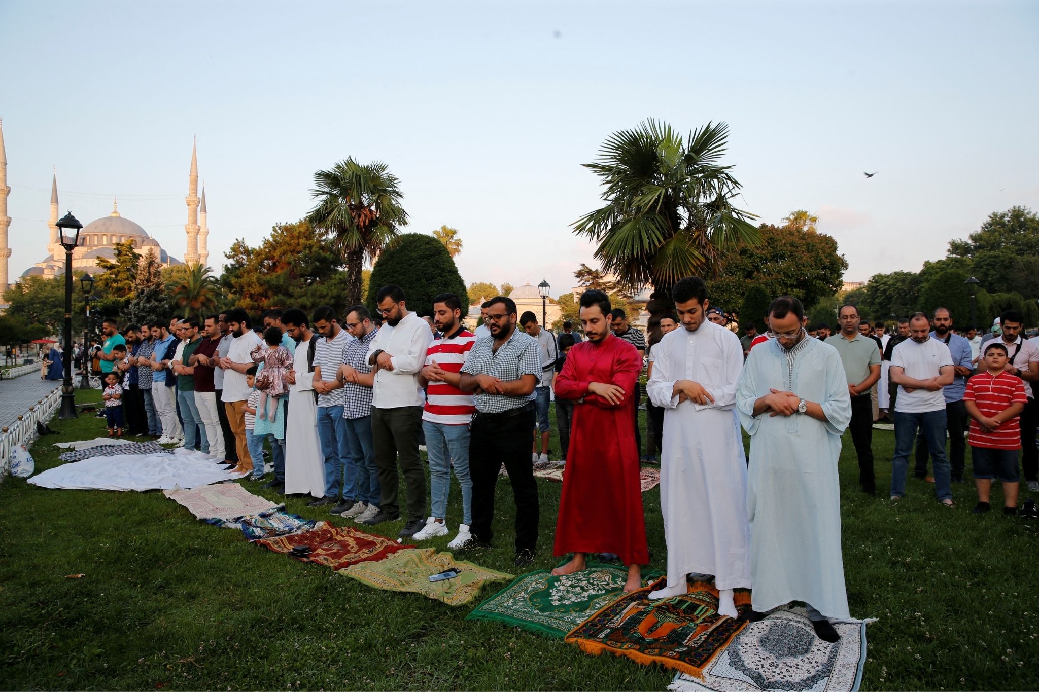 9 جولائی 2022 کو ترکی کے شہر استنبول میں سلطان احمد سکوائر میں عید الاضحی کی مسلم تعطیل کے پہلے دن لوگ نماز ادا کر رہے ہیں۔