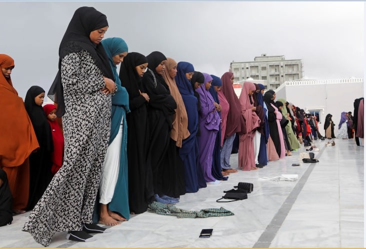 مسلمان 9 جولائی 2022 کو موغادیشو، صومالیہ میں نو تعمیر شدہ علی جمالی مسجد میں عید الاضحی کی تقریبات کے دوران نماز ادا کر رہے ہیں۔