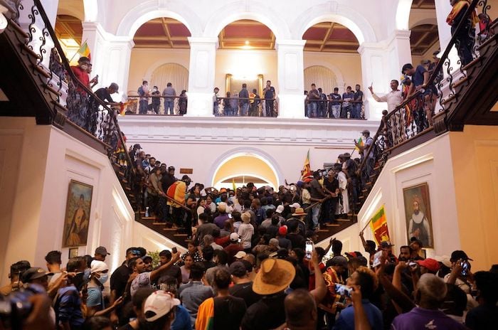 Demonstran memprotes di dalam Gedung Presiden, setelah Presiden Gotabaya Rajapaksa melarikan diri, di tengah krisis ekonomi negara, di Kolombo, Sri Lanka, 9 Juli 2022. Foto: Reuters
