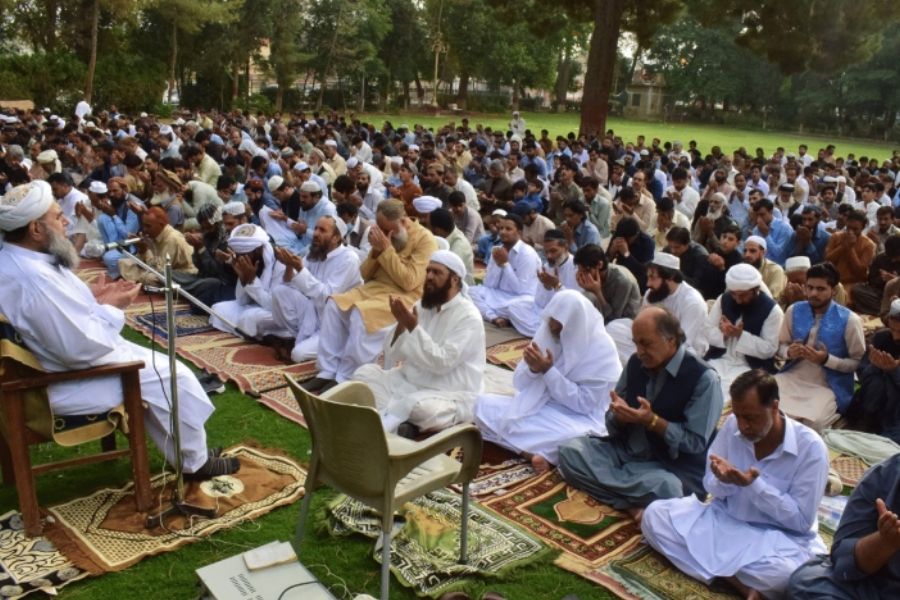 Orang-orang melakukan salat Idul Adha di Quetta pada hari Sabtu.  — AFP