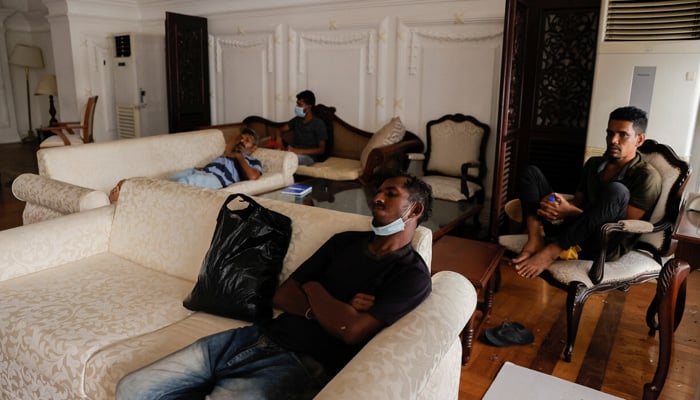 Demonstran beristirahat di dalam kediaman Perdana Menteri pada hari berikutnya setelah demonstran masuk ke gedung, di tengah krisis ekonomi negara, di Kolombo, Sri Lanka 10 Juli 2022. REUTERS