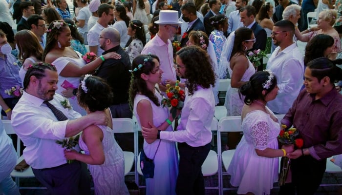 500 pasangan New York menghadiri perayaan massal setelah pernikahan yang dilanda pandemi
