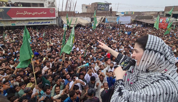 PML-N Vice-President Maryam Nawaz addressing her partys supporters at Jhangs Gojra Morr. — Twitter/PML-N