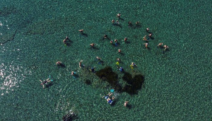 9 جولائی 2022 کو قبرص کے لیماسول میں قدیم بندرگاہ اماتھس کے زیر آب آثار قدیمہ کے پارک میں لوگ تیر رہے ہیں۔