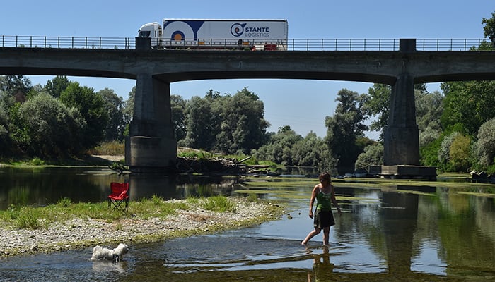 15 جولائی 2022 کو اٹلی کے شہر ٹورین کے قریب کارمگنولا میں ایک منظر Pos کے خشک دریا کو ظاہر کرتا ہے، کیونکہ اٹلی کے سب سے طویل دریا کے کچھ حصے پچھلے 70 سالوں میں بدترین خشک سالی کی وجہ سے سوکھ چکے ہیں۔