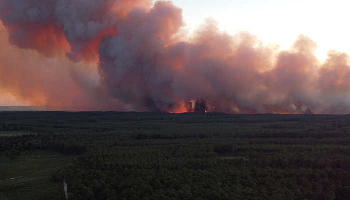 سوشل میڈیا سے حاصل کی گئی اس تصویر میں 12 جولائی 2022 کو لینڈیرس، فرانس سے دیکھا جا رہا ہے جیسا کہ گیرونڈے جنگل کی آگ سے دھواں اٹھتا ہوا ایک نظارہ ہے۔  — ٹویٹر @Dgamax/بذریعہ رائٹرز
