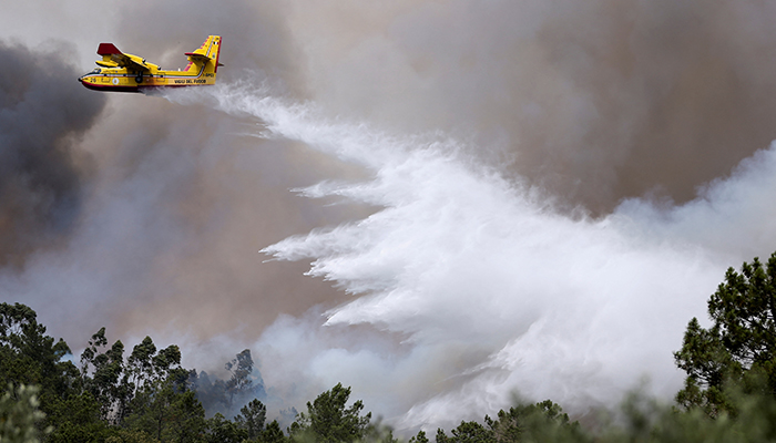 آگ بجھانے والا طیارہ 14 جولائی 2022 کو پرتگال کے لیریا میں جنگل کی آگ پر قابو پانے کے لیے کام کر رہا ہے۔ - رائٹرز