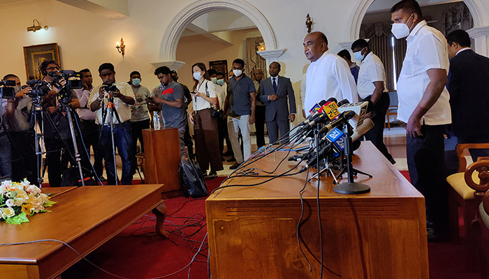 سری لنکا کی پارلیمنٹ کے اسپیکر مہندا یاپا ابی وردینا 15 جولائی 2022 کو کولمبو، سری لنکا میں ملک کے معاشی بحران کے درمیان ایک نیوز کانفرنس کے بعد روانہ ہو رہے ہیں۔ — رائٹرز