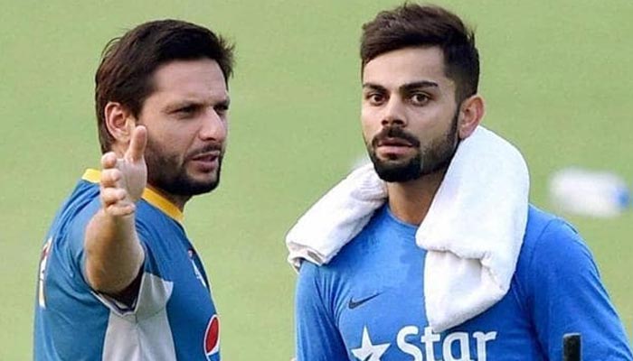 Pakistan cricket legend Shahid Afridi (L) can be seen standing with former Indian skipper Virat Kohli. — Twitter/File