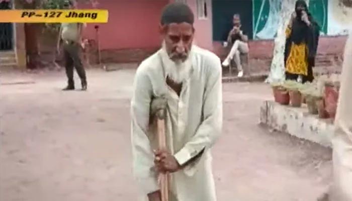 A 70-year old beggar casts vote in PP-127 Jhang on July 17, 2022. — Geo News Screengrab