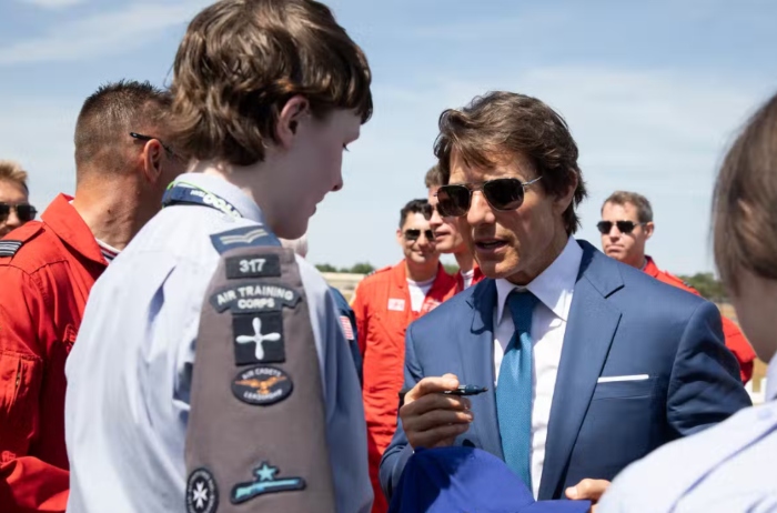 Tom Cruise strikes poses with UK’s royal air force, Red Arrows hails new ‘wingman’