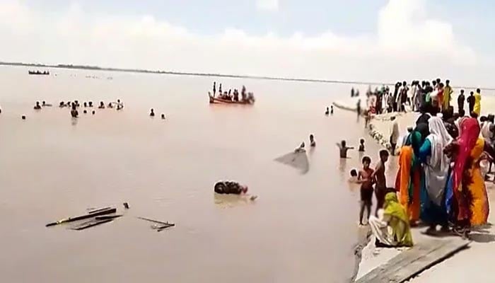 A boat full of more than 50 baratis was returning from Sardarpur in the Indus River. — Geo Urdu