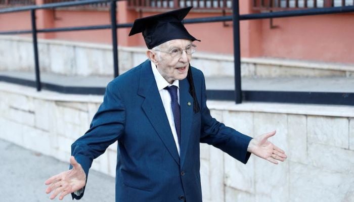 دیکھو: اٹلی کا سب سے معمر طالب علم ایک بار پھر 98 سال کی عمر میں گریجویٹ ہو گیا۔