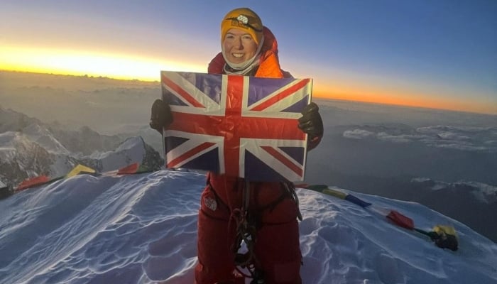 Pendaki gunung asal Inggris Adriana Brownlee menjadi yang termuda yang mendaki sembilan puncak