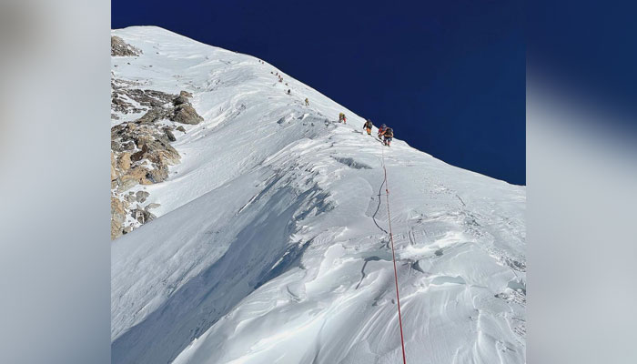 Cuaca ekstrem di K2 menghentikan kemajuan pendaki gunung