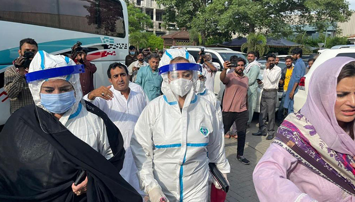 PML-N leader Uzma Qadri arrives at the Punjab Assembly all dressed up in PPE kit to cast her vote for the chief minister. — Twitter