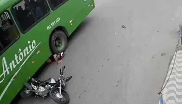 Pengendara motor Brasil meluncur di bawah bus, keluar hidup-hidup