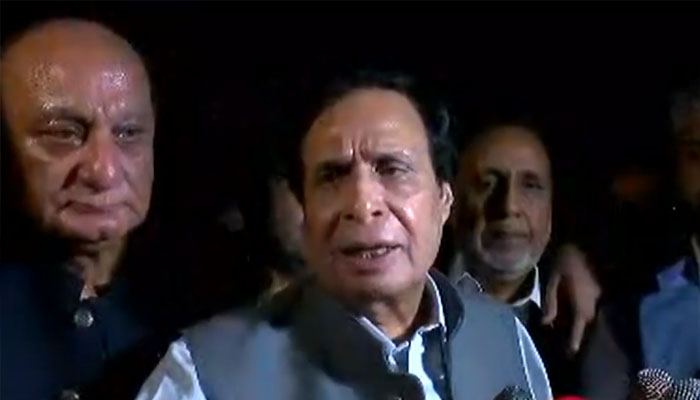 PTI leader Raja Basharat (L) Speaker Punjab Assembly Pervez Elahi and Mahmood ur Rasheed speaking outside the Supreme Court Lahore Registry. —Geo News video screen grab