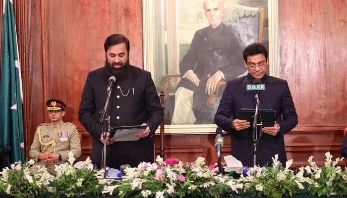 Governor Punjab Baligh Ur Rehman (left) administers oath to PML-N leader Hamza Shahbaz in Lahore, on July 23, 2022. — Government of Punjab