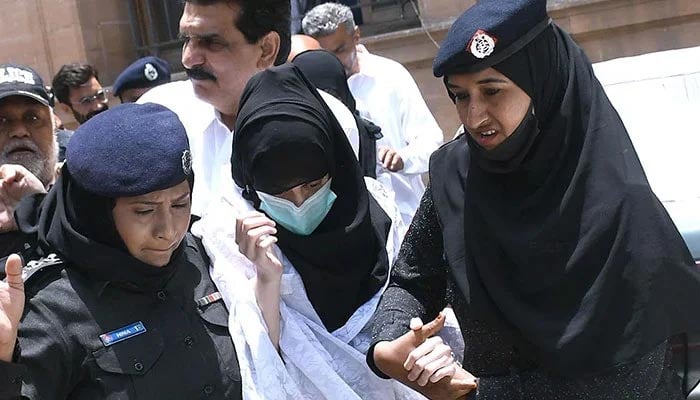 Police producing teenage Dua Zahra before the Sindh High Court, on June 6, 2022. — INP/File