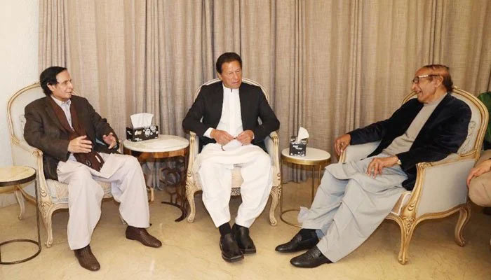 Former prime minister Imran Khan (centre) in meeting with Chaudhary Shujaat Hussain (right) and Chaudhry Pervaiz Elahi (left) at their residence. Photo: INP