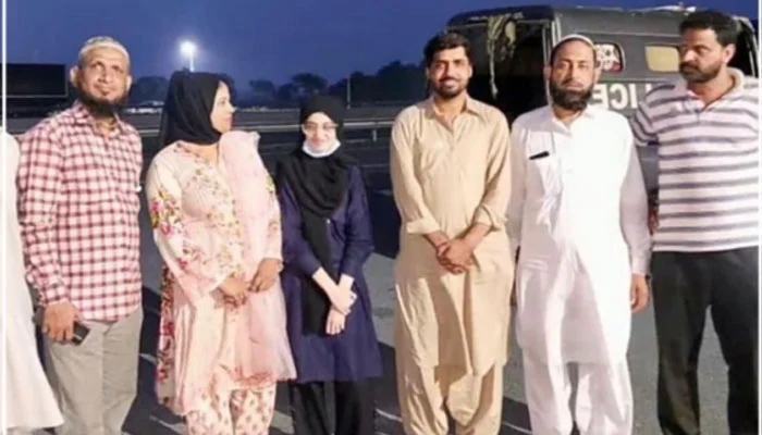 The picture shows teenager Dua Zahra along withpolice and security personnel. — Instagram/