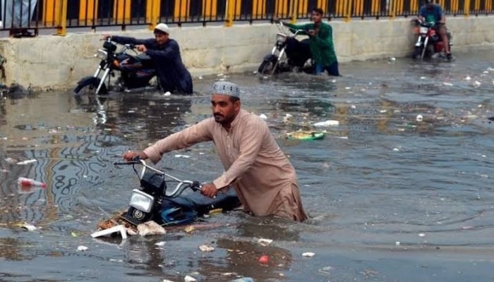 Intermittent monsoon rains continued to batter parts of Karachi since last night. — Twitter/karachiwaly90